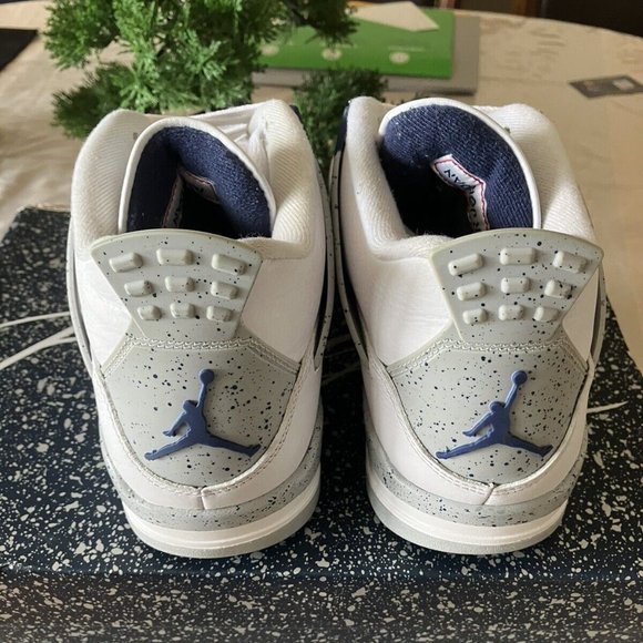 Athletic_Shoes